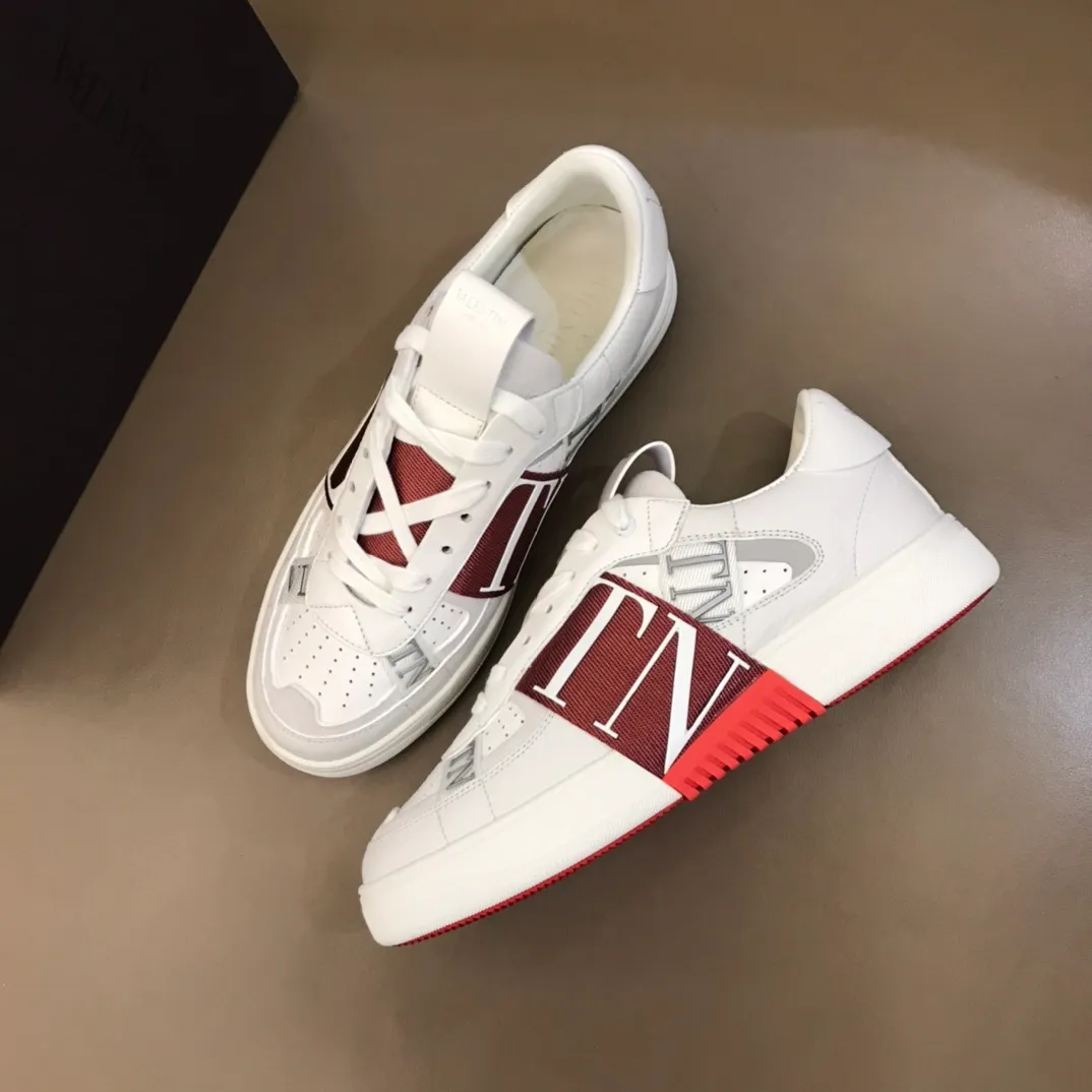 p440 "Valentin*" new spring and summer calfskin lace-up sneakers. No man should be able to refuse these shoes. The classic color scheme is so handsome! Purchase a high-precision replica of the original version to instantly sell off the market currency! 6 VLTN logo rubber effect straps - Valentino Garavani Logo printed on the back and tongue, all materials are customized to ensure quality! Size: 38-44